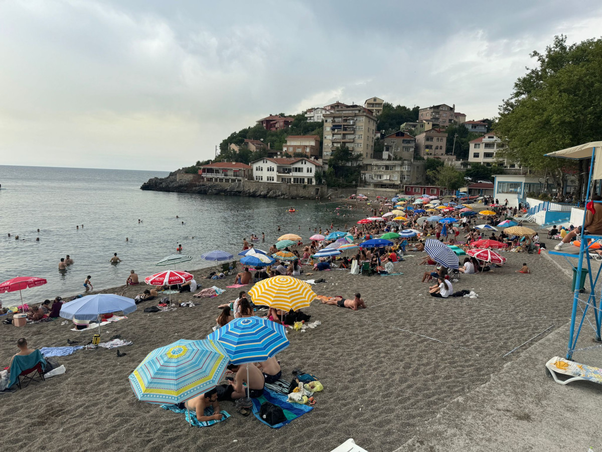 Zonguldak'ta Sıcak Hava Plajlara Akın Ettirdi!  Denizin Soğukluğu Keyfi Kesti