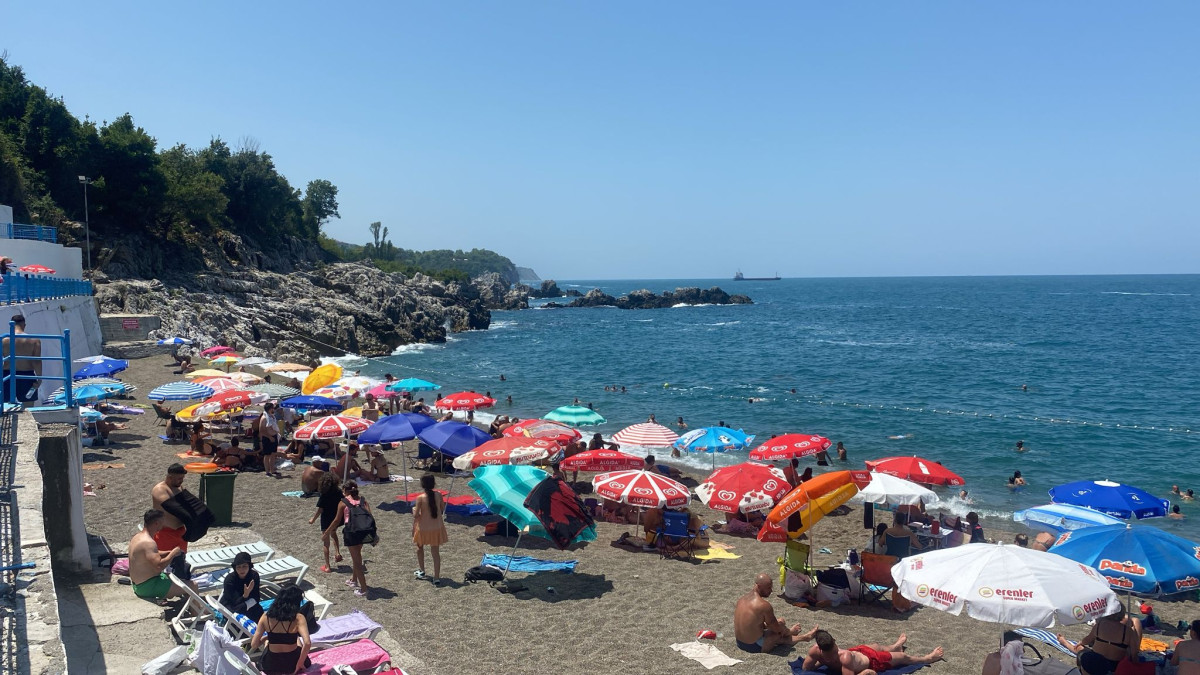 Kapuz Plajı'nda Sıcak Havalar Deniz Keyfini Artırıyor!