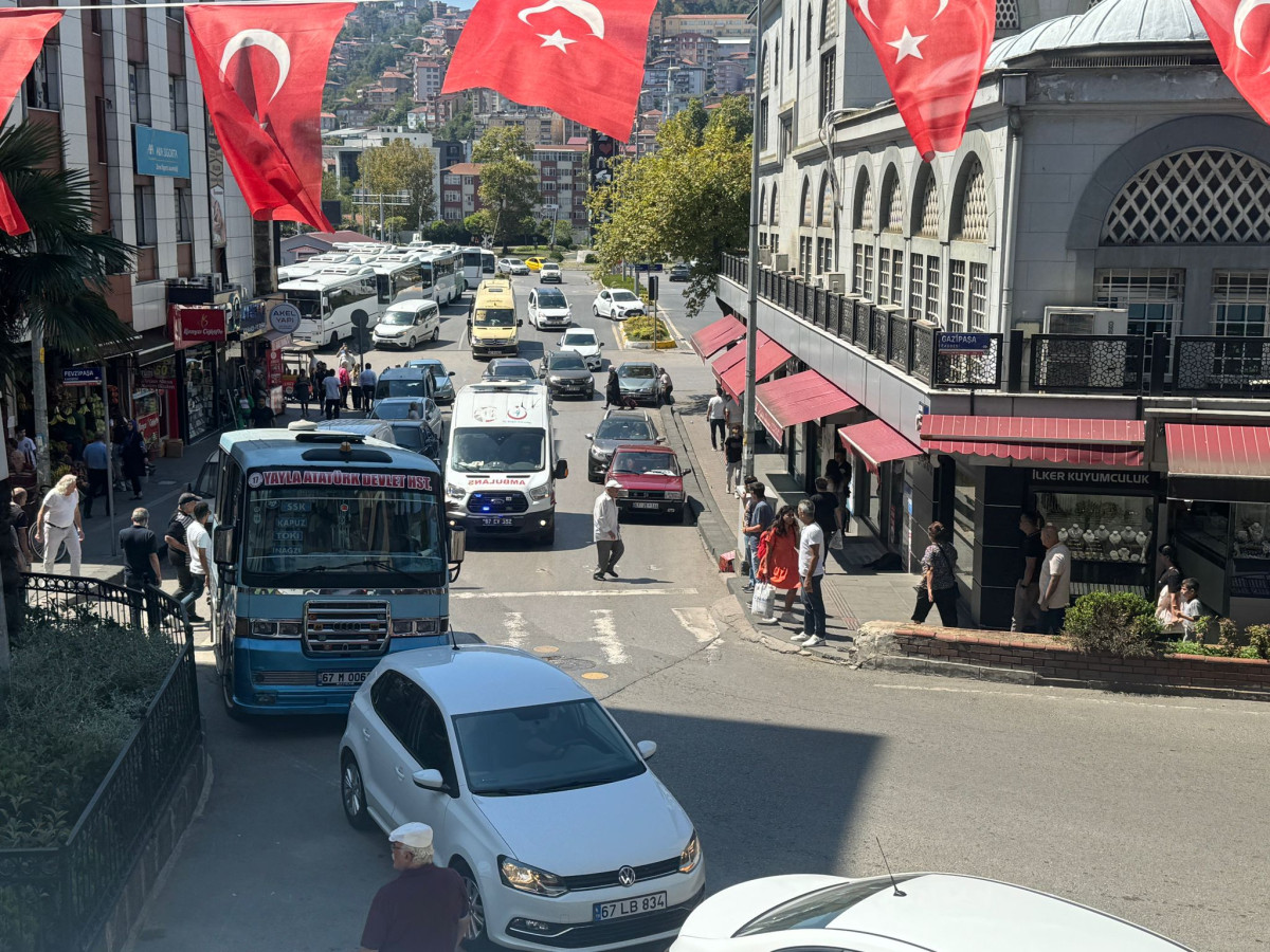 Gazipaşa Caddesi'nde Ambulans Mahsur Kaldı: Trafik Çilesi Artıyor!