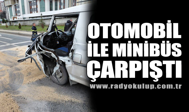 Otomobil İle Minibüs Çarpıştı