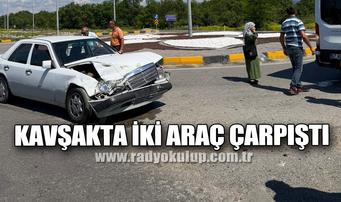 Kavşakta iki araç çarpıştı
