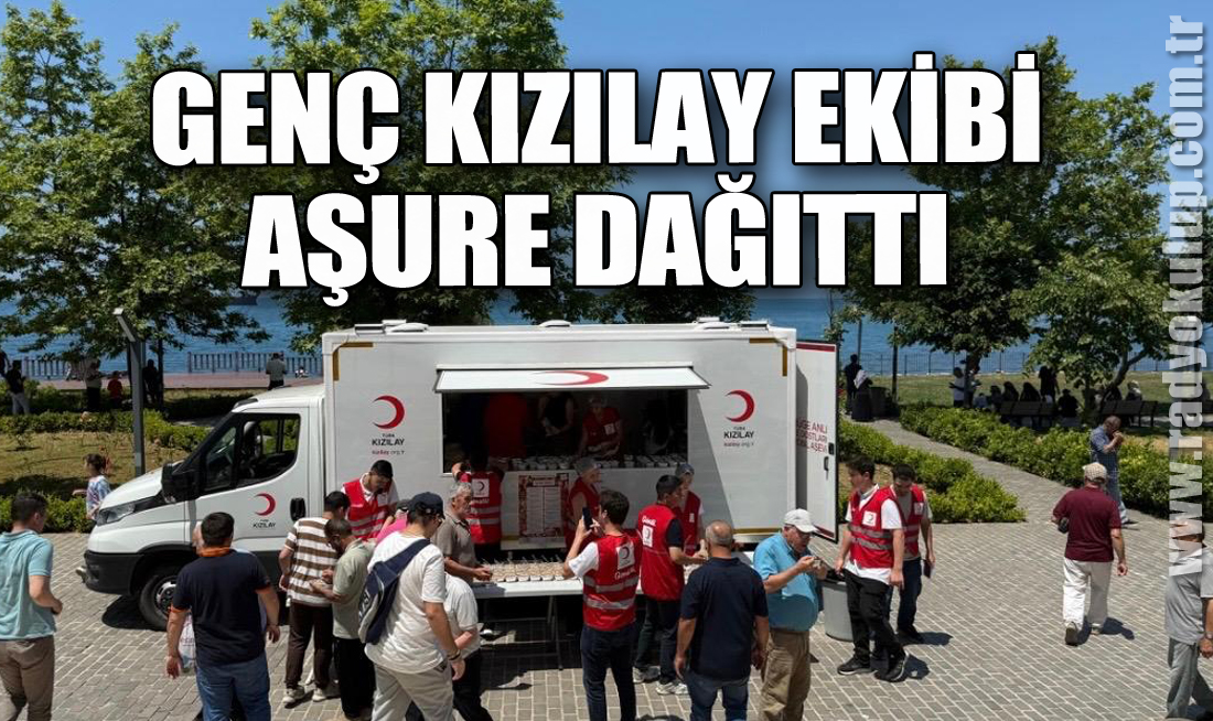 Genç Kızılay ekibi aşure dağıttı