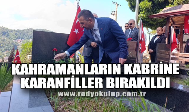 Kahramanların Kabrine Karanfiller Bırakıldı