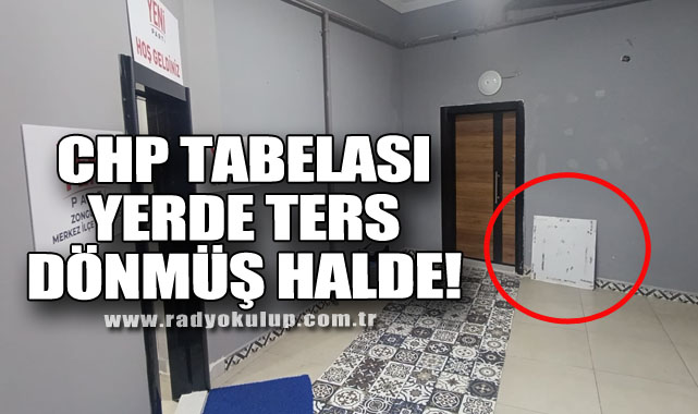 Cumhuriyet Halk Partisi Tabelası Yerde Ters Dönmüş Halde!