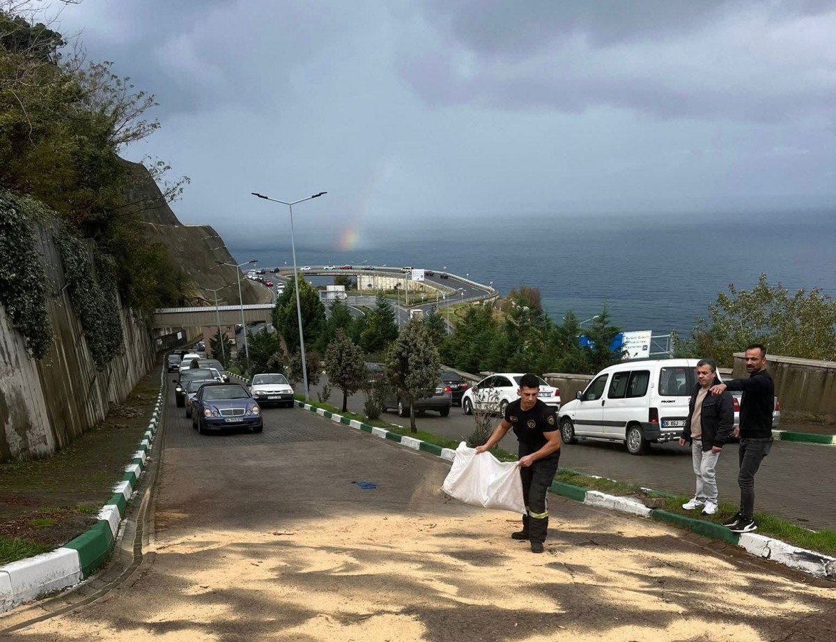 Kozlu’da hastane yolunda buzlanma önlemi: Talaş serildi